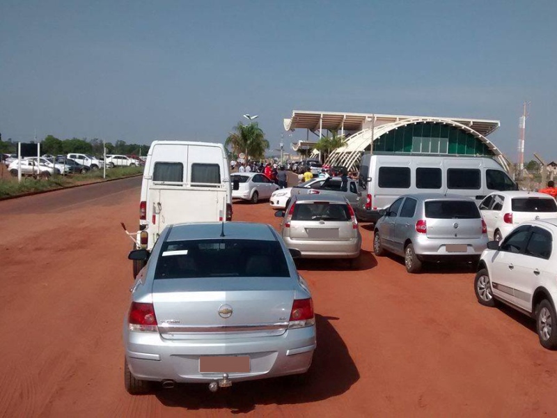 Três-lagoenses esperavam pelo desembarque de Dilma Rousseff (PT) em frente ao aeroporto da cidade -  Arquivo Pessoal/Bruno Matsuda