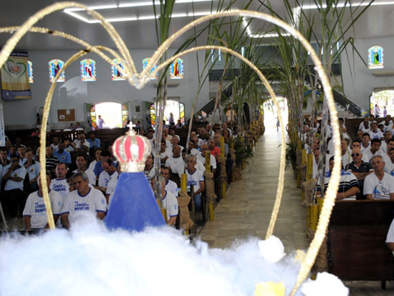 Terço dos Homens ocorre todas as quintas-feiras, no Santuário Diocesano Nossa Senhora Aparecida, às 19h - Divulgação/Costa Leste News