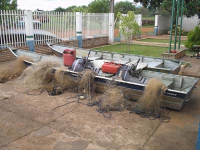 Todo o material de pesca e mais motores de popa, barcos e veículos utilizados na infração apreendidos são recolhidos -