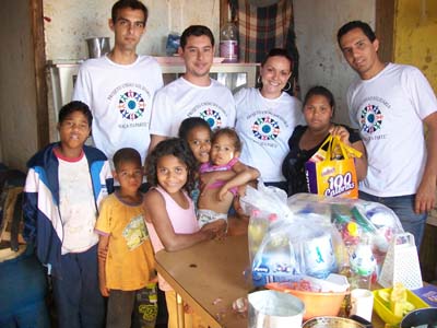 Uma das famílias que ganhou cesta básica -