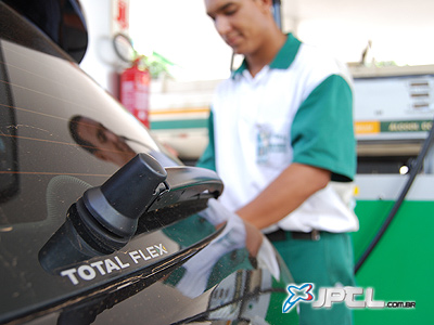 Os carros dotados de sistema flex têm oportunidade de o  proprietário escolher qual o combustível mais em conta para ser usado -