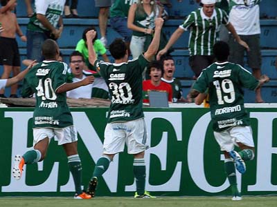 Kleber, que foi homenageado antes do duelo pelas 100 partidas com a camisa alviverde, marcou um golaço e decretou a vitória palmeirense - Kleber, que foi homenageado antes do duelo pelas 100 partidas com a camisa alviverde, marcou um golaço e decretou a vitória palmeirense -