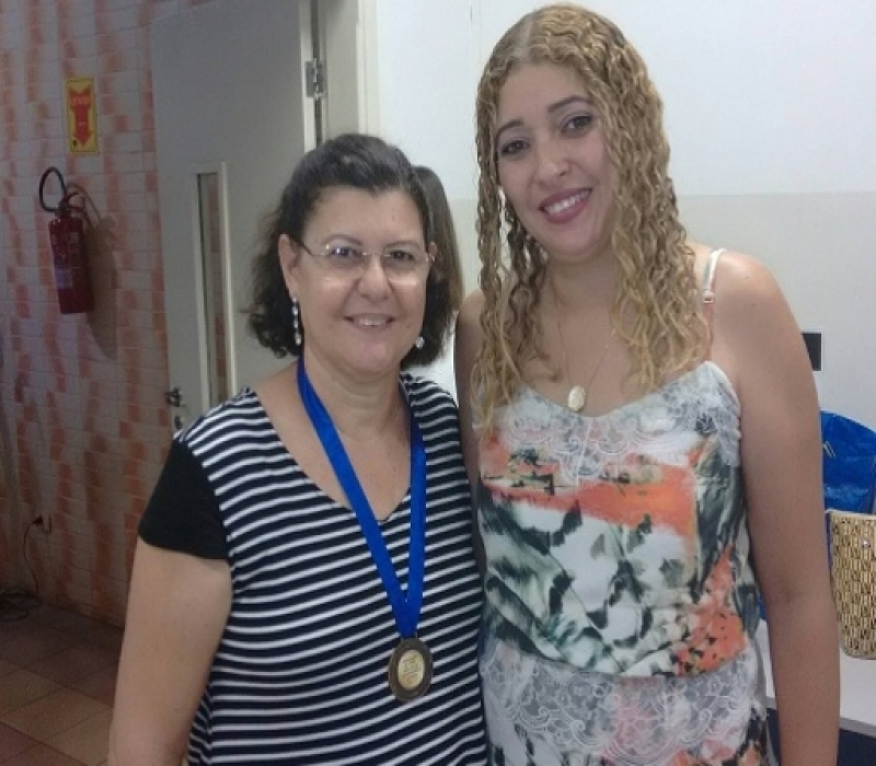 Silvia Bonassi, professora homenageada, e Andreia Cristina Ribeiro, diretora do campus - Arquivo pessoal 