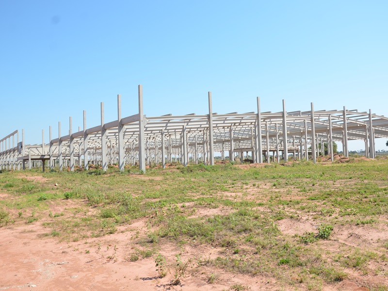 Estrutura de concreto do shopping está pronta e retomada está prevista para outubro - Cláudio Pereira