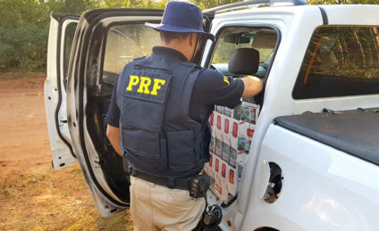 Cigarros estava escondidos na camionete flagrada pela PRF - Divulgação/PRF