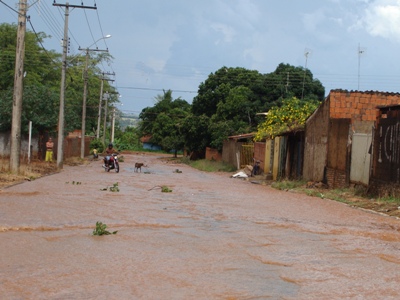 Imagens do escoamento da água da chuva pela Rua 21 -