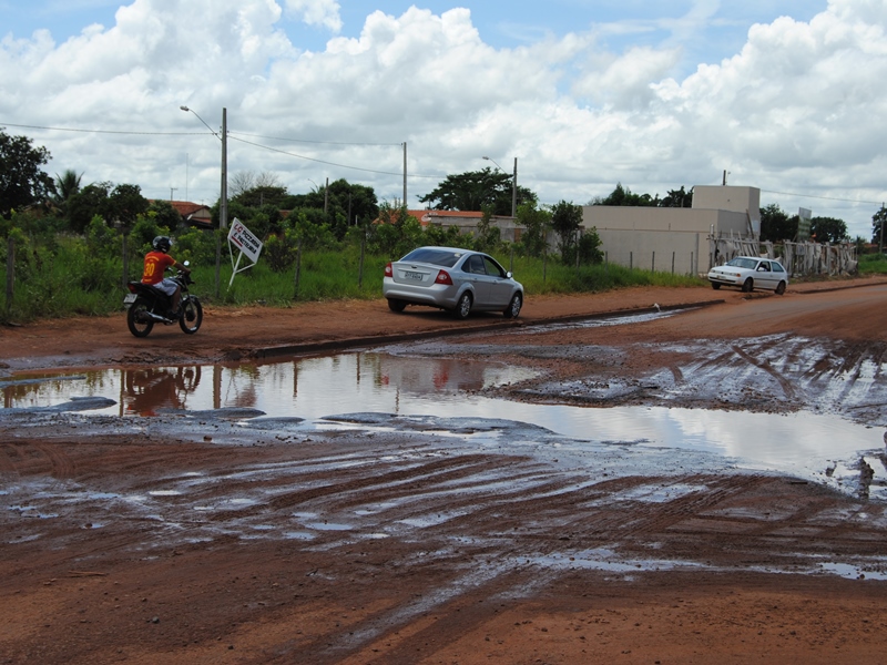 Na rua Antônio Estevan Leal, condutores desviam de buraco - Elias Dias/JP