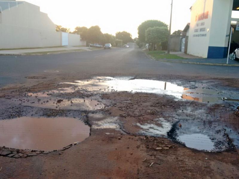 Na rua Orestes Prata Tibery quatro buracos estão tão próximos que quase formam um; desviar fica quase impossível - Arquivo/JP