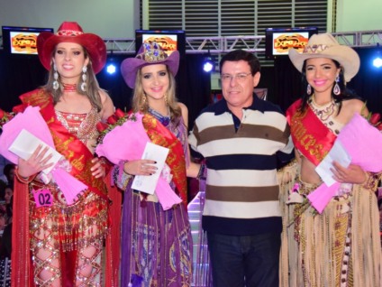 Maria Victória Alves Tiago é a escolhida como rainha, Camila Dutra como princesa e Carine Linauer como madrinha dos peões. - Divulgação