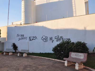 Menores de idade frequentam a praça para consumir drogas e bebidas -