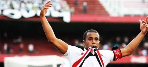 Lucas brilhou no clássico contra o Santos -