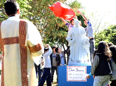 Estátua de Dom Bosco foi entronada no pátio do Colégio Salesiano -