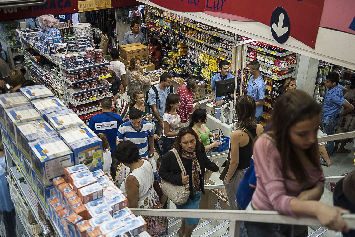 Quedas vieram de hipermercados, supermercados, produtos alimentícios, bebidas e fumo, combustíveis e lubrificantes, móveis e eletrodomésticos e equipamentos e material para escritório, informática e comunicação - Marcelo Camargo/Agência Brasil