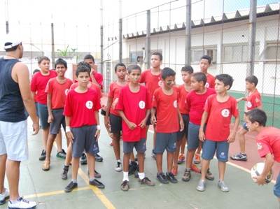 Alunos do projeto durante atividade -