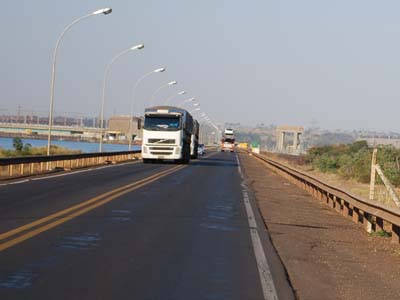 Muitos caminhões hoje em dia acarretam mais problemas, porque as estradas estão cada vez mais cheias e com menos estrutura - Muitos caminhões hoje em dia acarretam mais problemas, porque as estradas estão cada vez mais cheias e com menos estrutura -