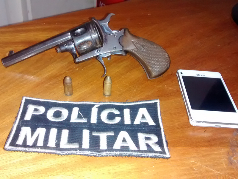 Policiais acabaram encontrando a arma municiada com duas cápsulas não deflagradas - Celso Daniel