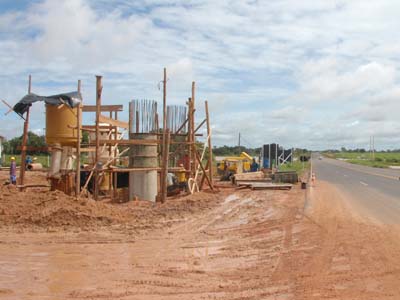 Dois viadutos estão sendo construídos sobre a Estrada Vicinal de acesso ao Areeiro e da BR-158 (antiga MS-395) que dá acesso a Brasilândia -