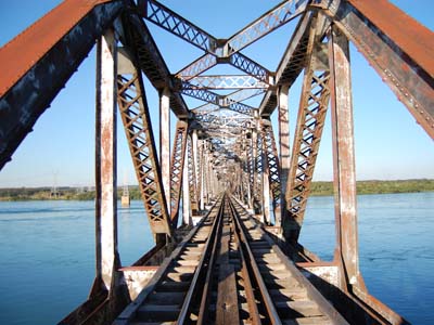 A ponte já serviu para o trem transportar passageiros. Hoje, é utilizada para o transporte de cargas -