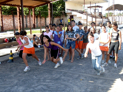 Alunos da Escola Batista participaram de atividades de atletismo na pista da Aden -