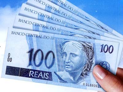 Apesar de estar mais "bancarizado", o brasileiro ainda paga grande parte das suas contas em dinheiro vivo -