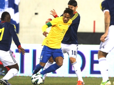 Neymar tenta passar pela marcação colombiana durante amistoso nos EUA -