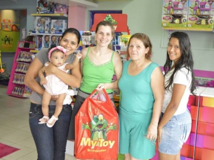 Simone (à esq.) posa para foto com a filha, Mariah ao lado de Juliana, proprietária da loja, avó e tia da pequena - Leandro Lopes/JP