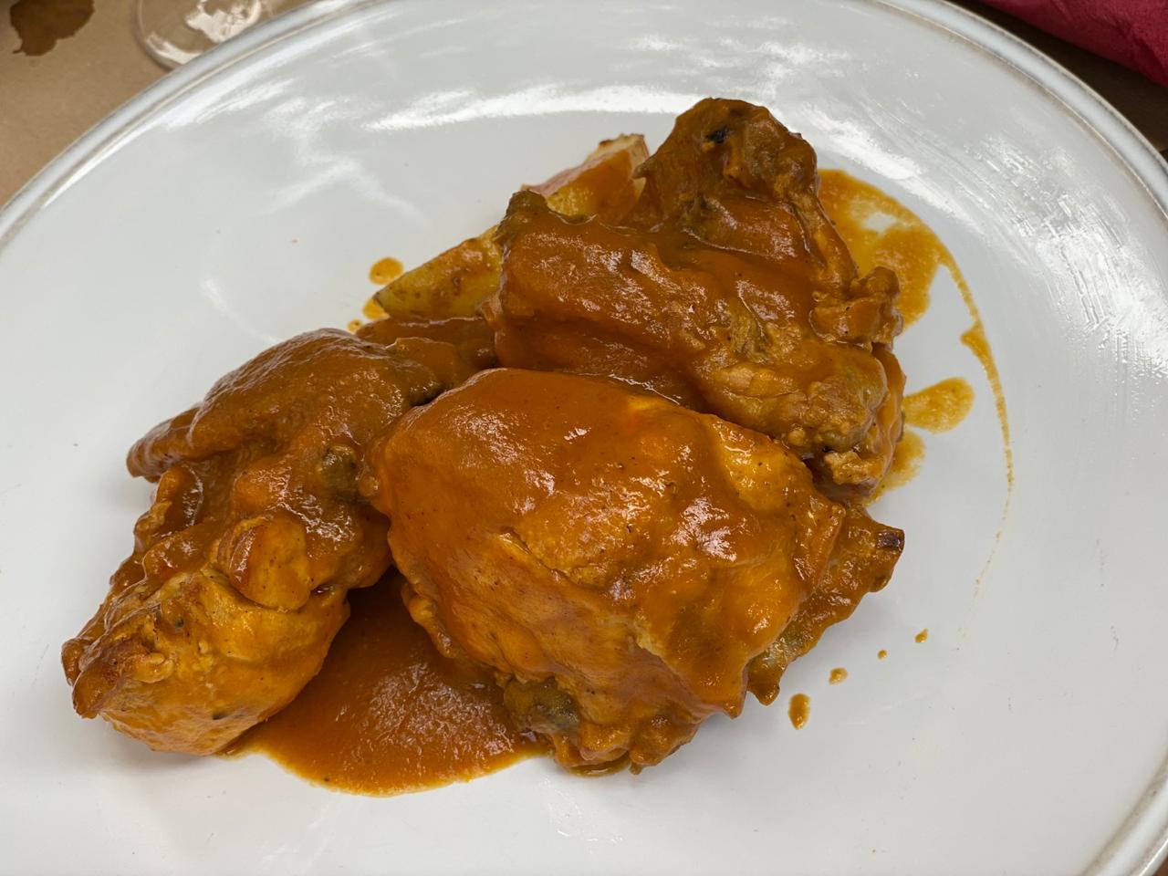 O frango bêbado é daquelas receitas que nascem da ideia de cozinhar com alguma bebida alcoólica - Foto: Paulo Machado