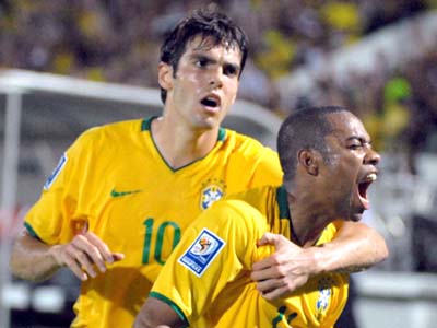 Robinho quer comemorar a vitória diante da argentina e tirar sarro do companheiro de clube, Tevez -