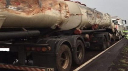Carreta após tombar e causar derramamento de diesel  - Divulgação/Noticias MS