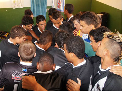 Jogadores cumprimentam-se no vestiário antes da partida -