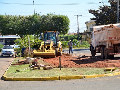 Maquinários começaram a retirada do canteiro para implantação de novo calçamento -