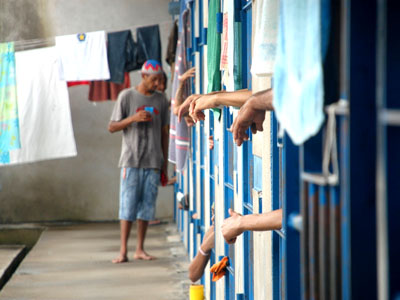 Prédio em que funcionava a unidade penal provisoriamente foi parcialmente destruído por conta de um incêndio -
