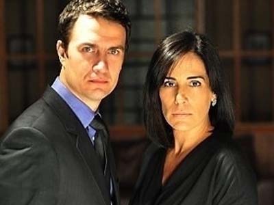 A viúva volta para casa e diz a Léo que eles devem sair do país naquele dia, rumo a Europa -