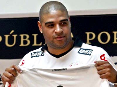 Futuro de Adriano no Corinthians segue incerto -