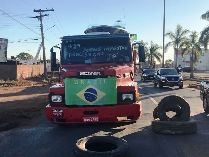 Caminhoneiros autonômos decidiram paralisar as atividades, em Três Lagoas, e trancaram a entrada e saída da BR-262, que liga o município a São Paulo. - Kelly Martins/JPNEWS