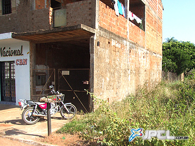 Morador da casa de número 3632 da rua Egídio Thomé, alega que os escorpiões vieram de terrenos sujos e abandonados -