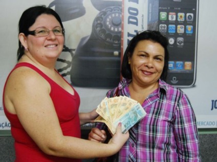 Alda Scott coordenadora artístico entregando R$ 1 mil a Ilza Amélia de Aquino -
