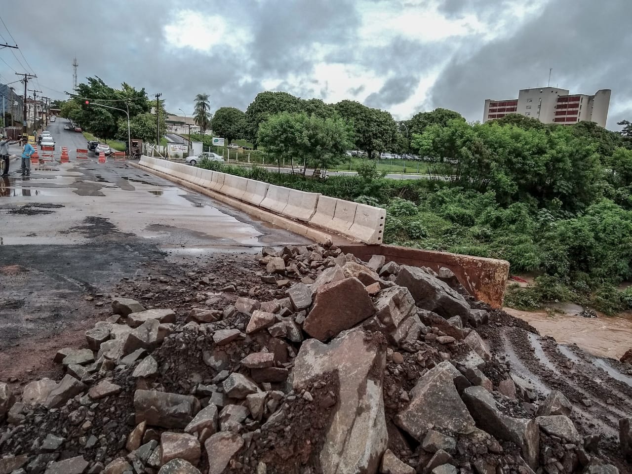 Ponte sobre rio anhanduí, no bairro Aero Rancho, foi completamente interditada - Erick Marques/CBN