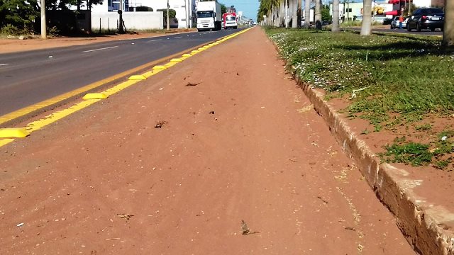 Ciclofaixa da avenida Ranulpho Marques Leal está tomada por terra  - Ana Cristina Santos/JP 