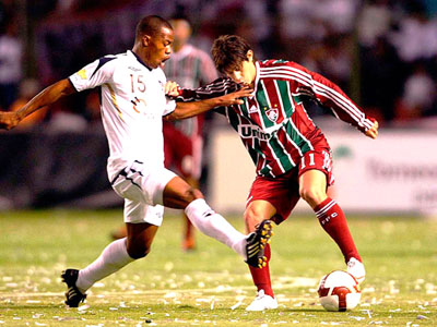 O meia Conca do Flu não conseguiu armar as jogadas, sorte de Méndez (com a bola na camiseta) que marcou três gols -