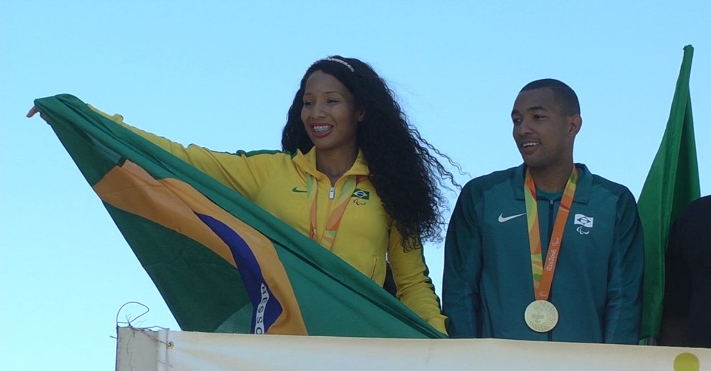 Irmãos foram medalhistas de ouro nas paralimpíadas Rio 2016 no salto em distância categoria T11 - Reprodução/TVC