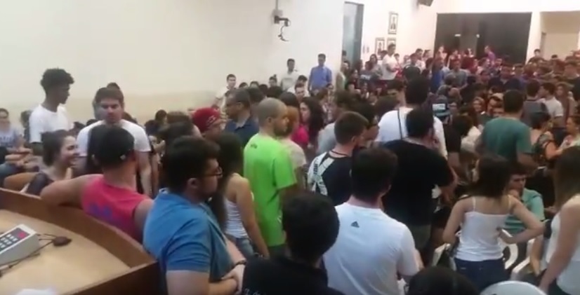 Alunos participaram de assembleia, ontem à noite, na Câmara de Três Lagoas - Reprodução