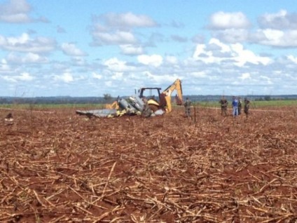 FAB faz perícia e inicia retirada de avião que caiu em fazenda de MS -