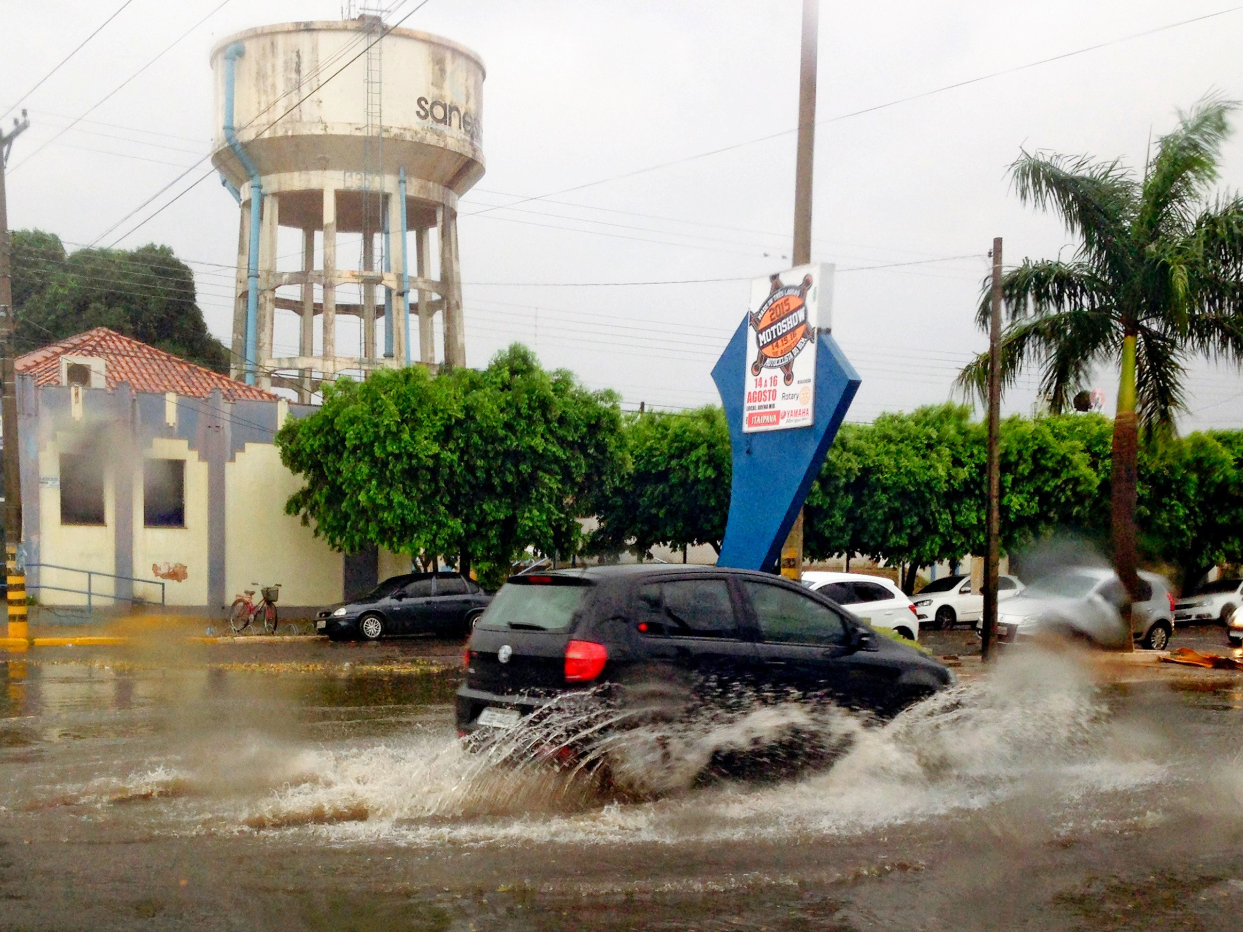 Avenida Antonio Trajano, no centro da cidade, ficou tomada pela água da chuva, na tarde desta terça-feira - Elias Dias/JP