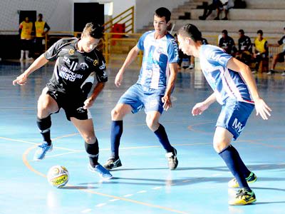 Crystiano (centro) e Luquinha (dir.) não aceitam jogar sem receber a ajuda de custo -