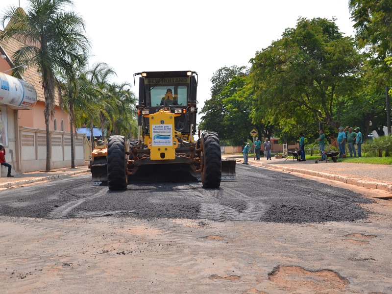 Com a chegada do Dia de Finados, prefeitura também tapa buracos da avenida - Claudio Pereira/JP