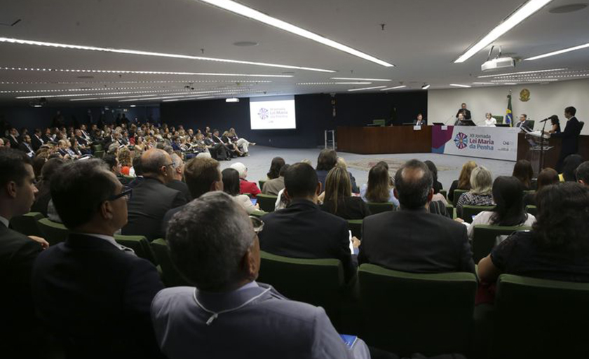 Violência doméstica é o tema da 12ª Jornada Lei Maria da Penha, que, nesta quinta-feira, teve a presidente do STF, ministra Cármen Lúcia, entre os participantes - Antonio Cruz/Agência Brasil