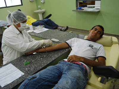 Voluntário doa sangue no Hemonúcleo -