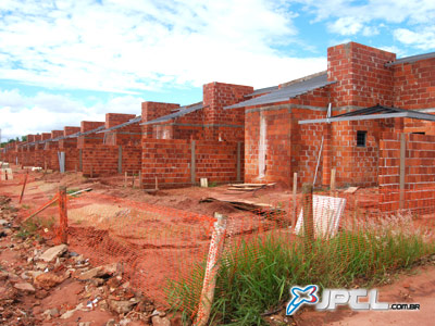 Ontem, a situação no canteiro de obras das casas no Santa  Rita continuava a mesma: tudo parado -