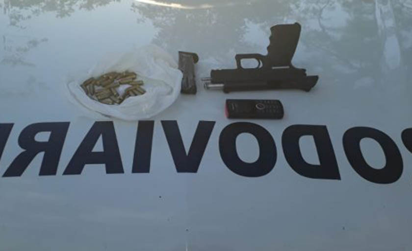 Uma pistola automática calibre 9mm, um carregador do tipo pente e 30 munições intactas foram encontrados pela Polícia - Divulgação/PM Uma pistola automática calibre 9mm, um carregador do tipo pente e 30 munições intactas foram encontrados pela Polícia - Divulgação/PM